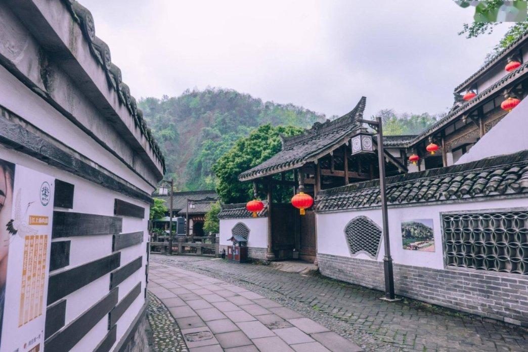 巴因德尔:训练中会和队友彼此竞争,但在球场外我们关系融洽
